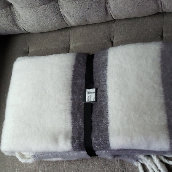 Banana Republic 50" x 60" Soft Blanket NWT Gray White - Picture 2 of 13